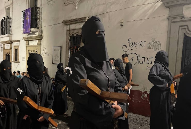 Penitentes participan en la "Procesión de Cristos", en Taxco