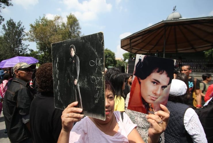 Acudieron con discos y fotos del cantante