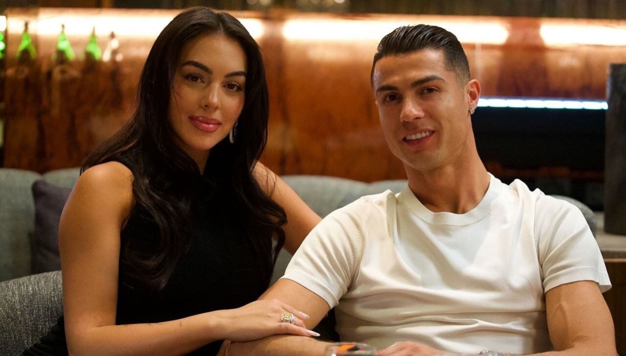 FOTO: Cristiano Ronaldo y Georgina Rodríguez anuncian boda con lujoso anillo de compromiso