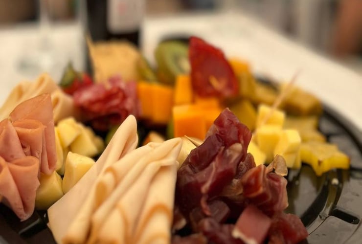 Asistentes disfrutando del Primer Festival Cultural del Vino y el Queso en el Edomex