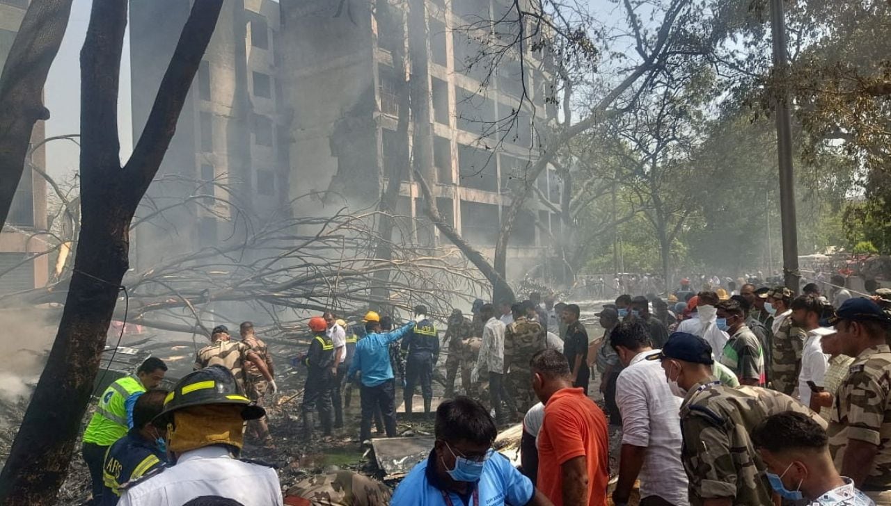 VIDEO: Avión de Air India se estrella en residencia de estudiantes y deja cientos de muertos